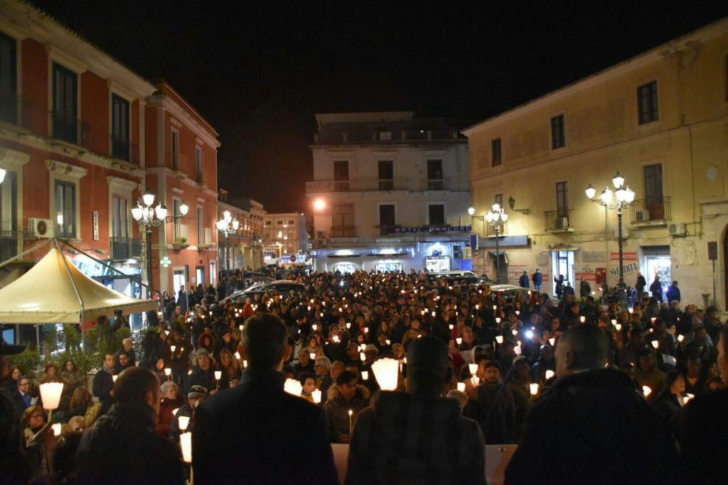 crotone duomo fiaccolata umanità